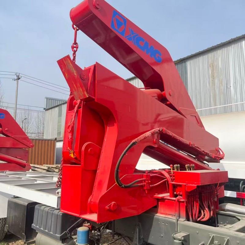 Sinotruk HOWO 6×4 Side-Lifting Dump Truck image 4