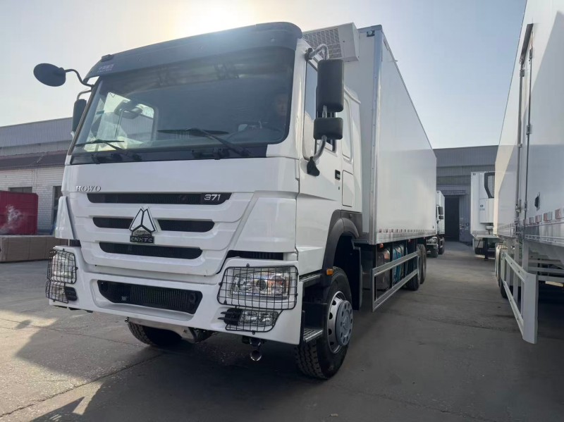 Sinotruk HOWO 6×4 Van Truck in White image 4