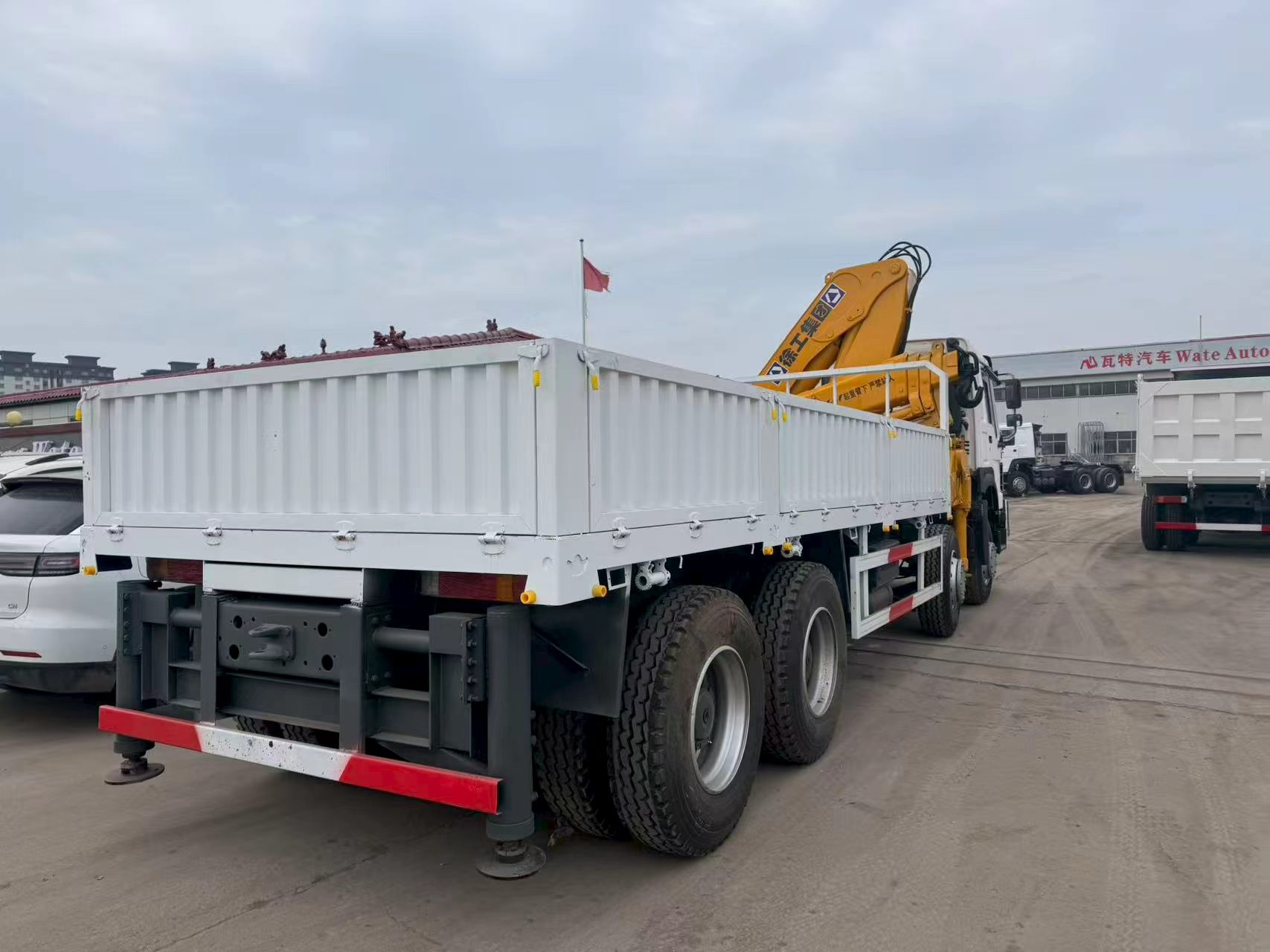 HOWO 8×4 14-ton Crane Truck image 4