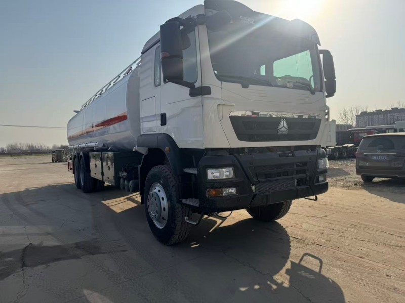 Sinotruk HOWO TX 6×4 Oil Tanker Truck image 4