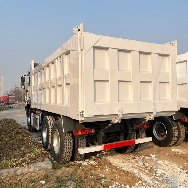 Sinotruk Hohan 6×4 Dump Truck in White image 5