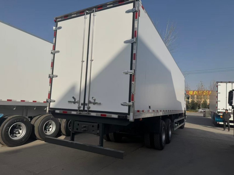 Sinotruk HOWO 6×4 Van Truck in White image 5