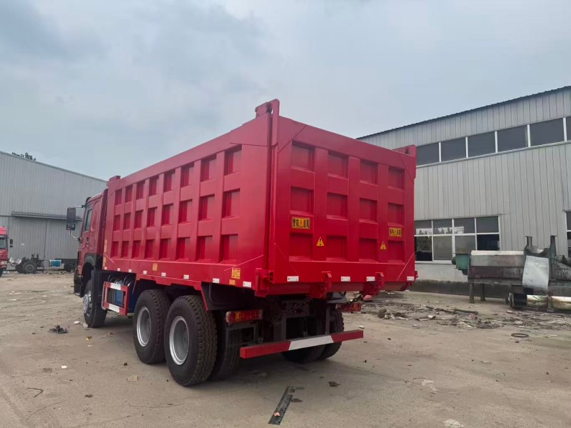 Sinotruk HOWO 6×4 Dump Truck in Red image 5