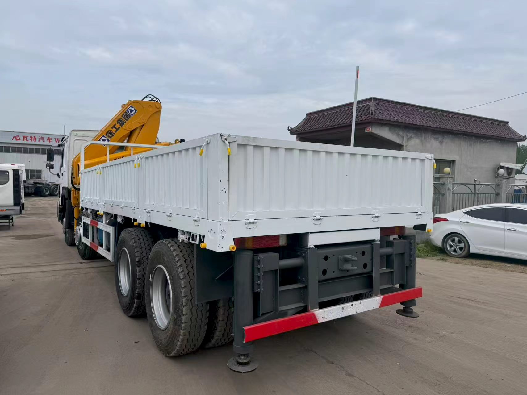 HOWO 8×4 14-ton Crane Truck image 5