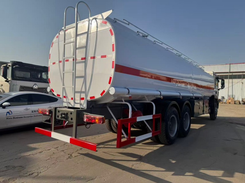 Sinotruk HOWO TX 6×4 Oil Tanker Truck image 5