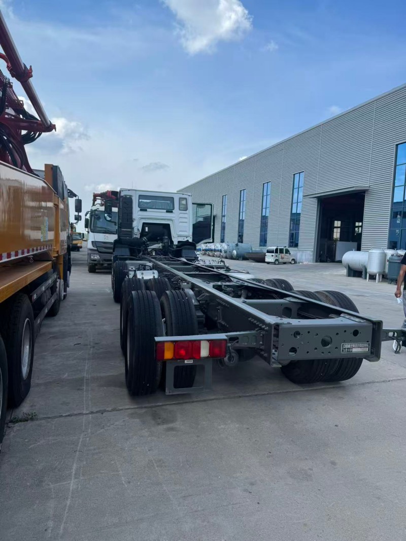 Sinotruk SITRAK 8×4 Chassis in White image 5
