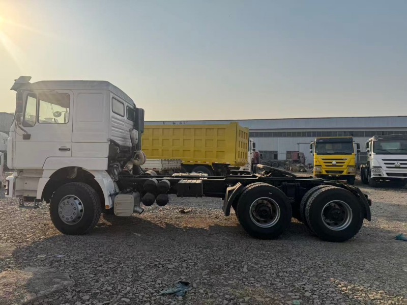 F3000 6×4 Tractor Truck in White image 5