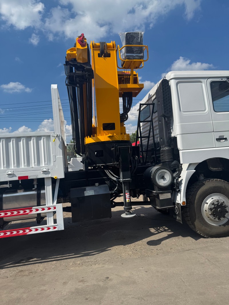 Shacman F3000 6×4 Truck-Mounted Crane image 5