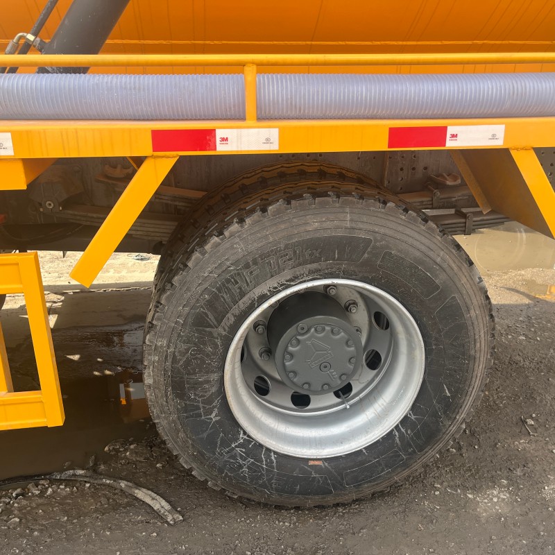 HOWO 4×2 Sewage Suction Truck image 6