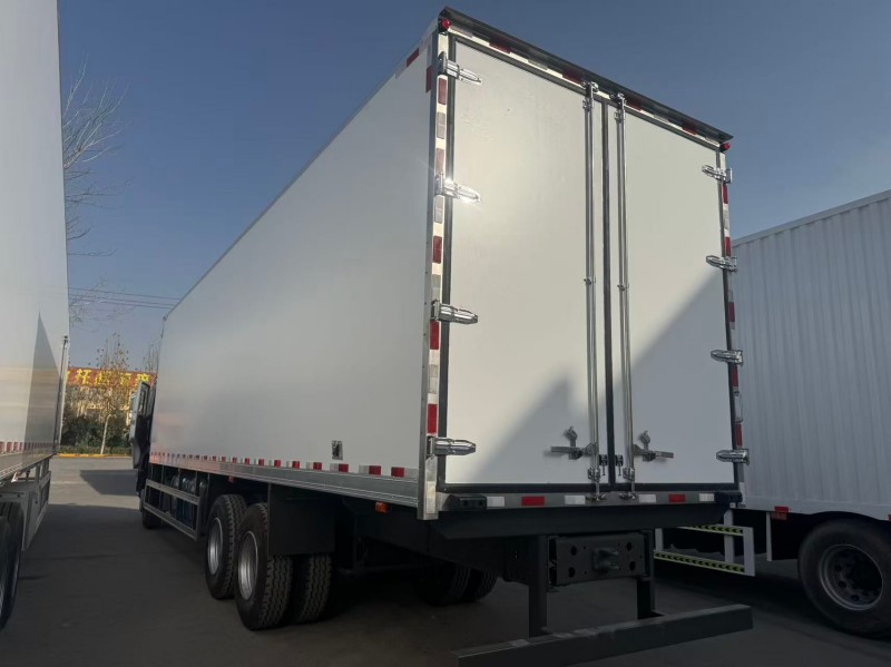 Sinotruk HOWO 6×4 Van Truck in White image 6