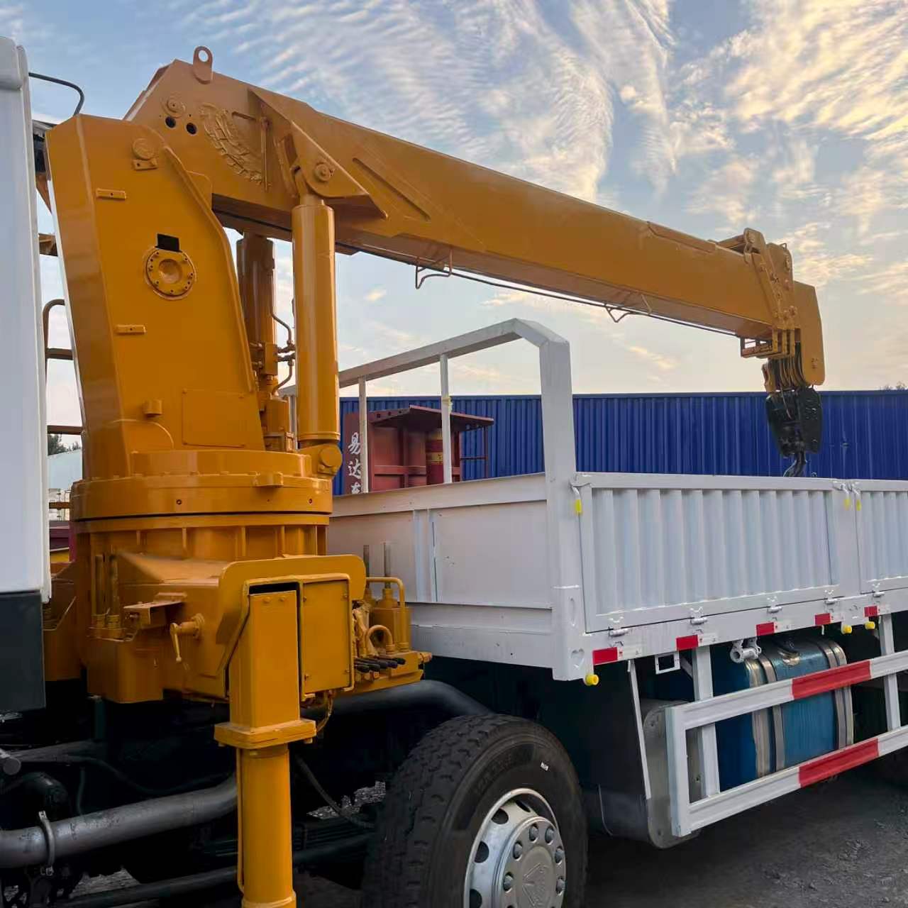 HOWO 8×4 14-ton Crane Truck image 6