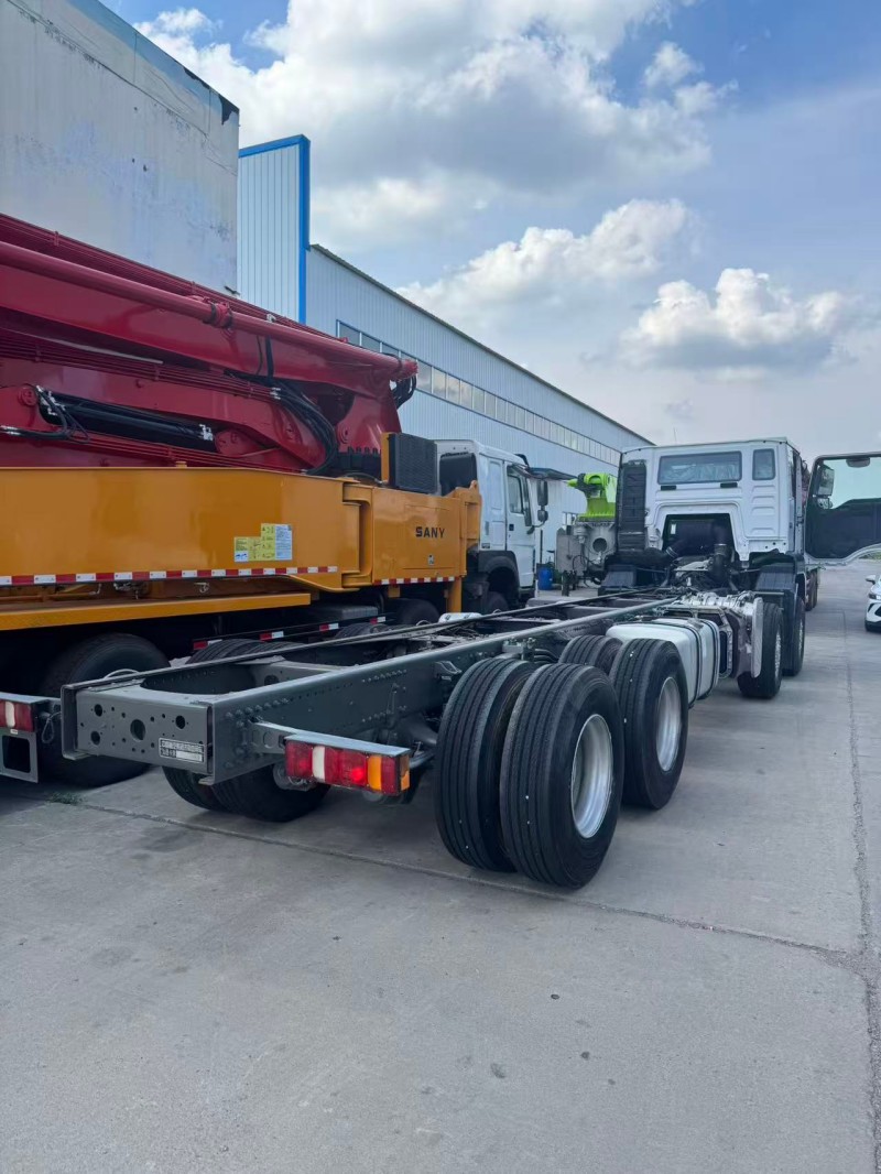 Sinotruk SITRAK 8×4 Chassis in White image 6