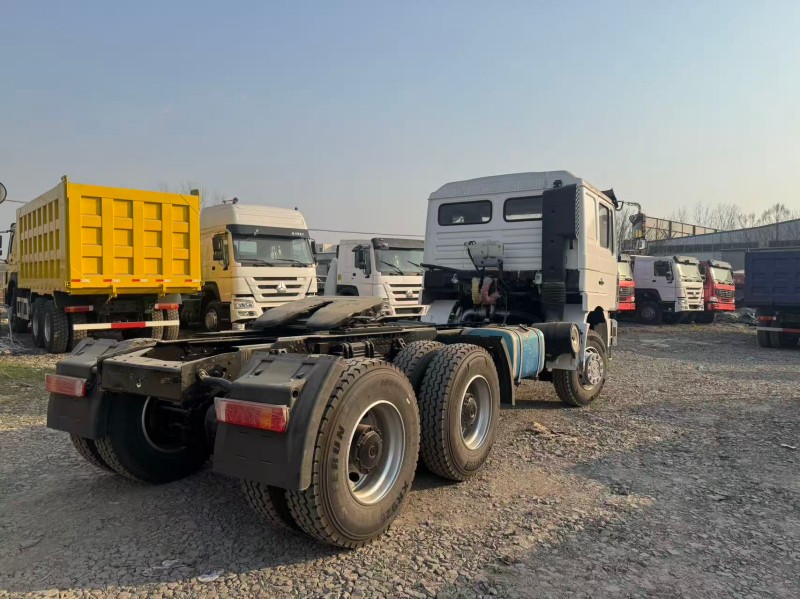 F3000 6×4 Tractor Truck in White image 6