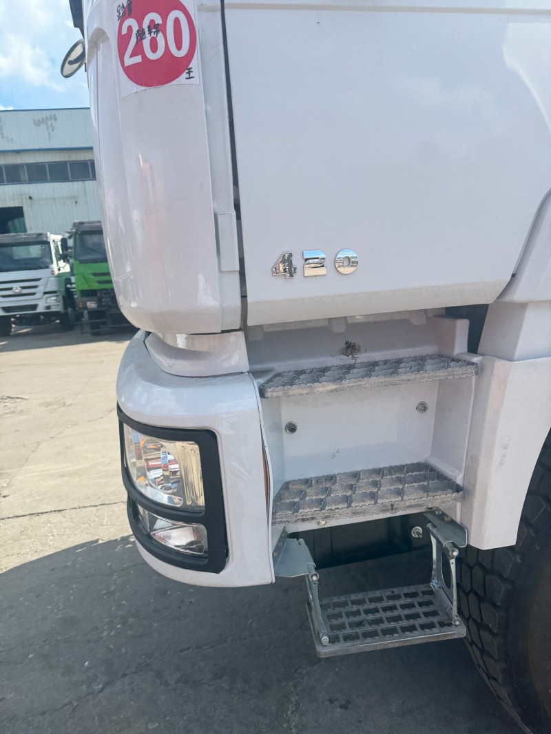 Shacman F3000 6×4 Truck-Mounted Crane image 6