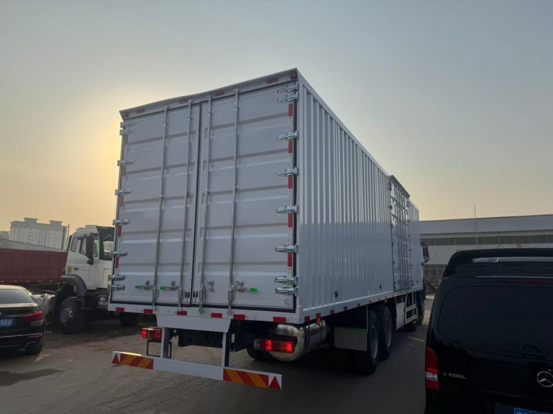 HOHAN 6×4 Van Truck image 6