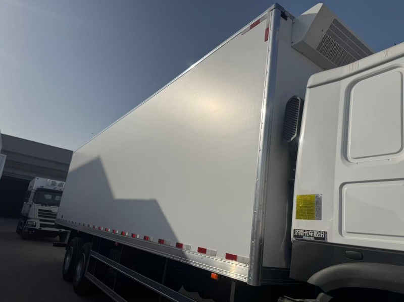Sinotruk HOWO 6×4 Van Truck in White image 7