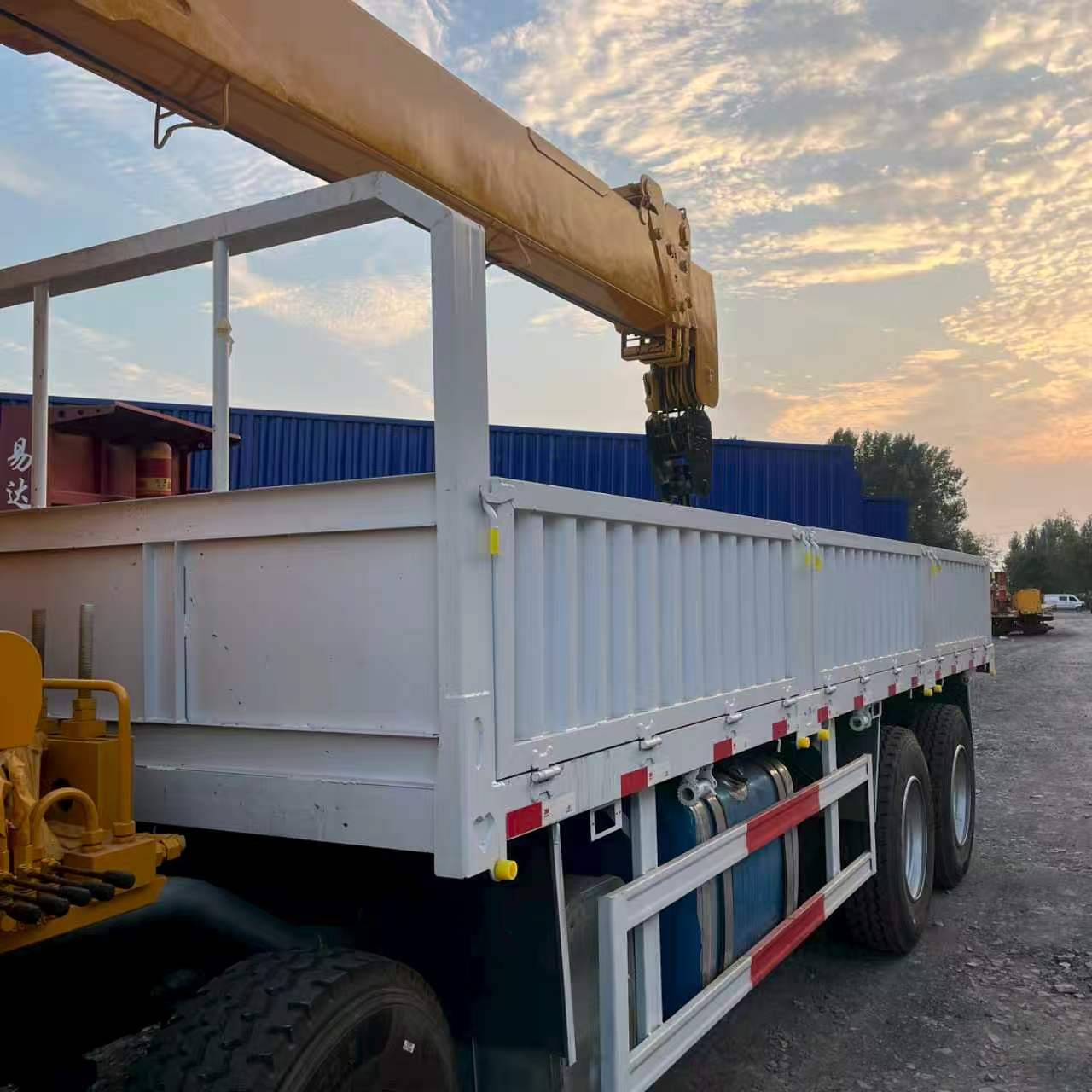 HOWO 8×4 14-ton Crane Truck image 7
