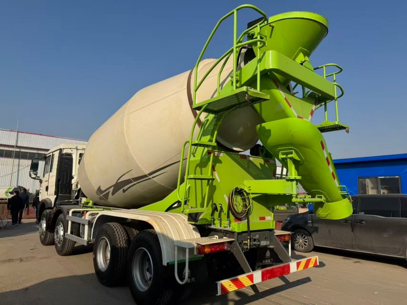 Sinotruk HOWO TX 8×4 Mixer Truck image 7