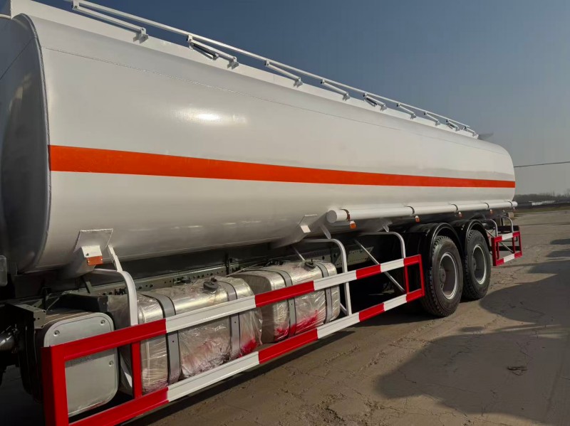 Sinotruk HOWO TX 6×4 Oil Tanker Truck image 7