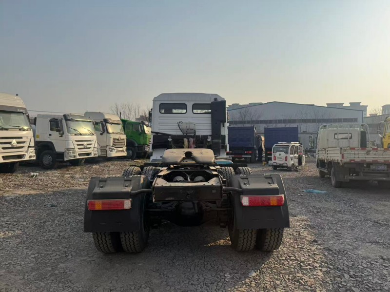 F3000 6×4 Tractor Truck in White image 7