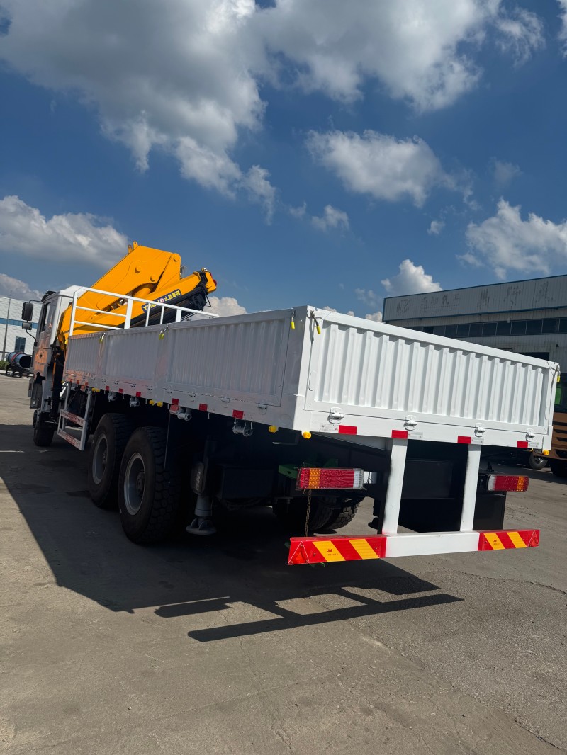 Shacman F3000 6×4 Truck-Mounted Crane image 7