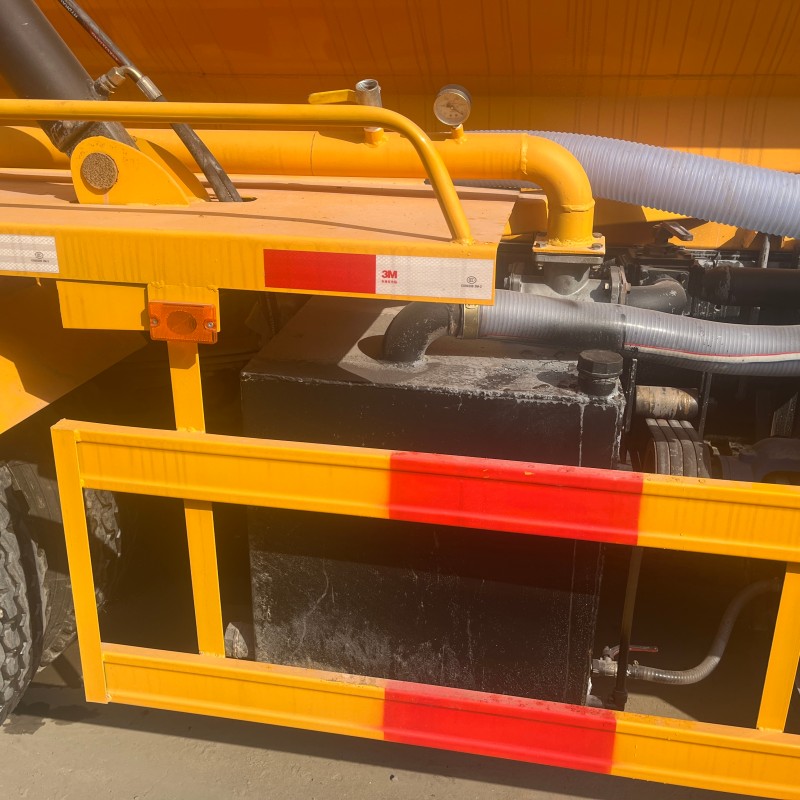 HOWO 4×2 Sewage Suction Truck image 8