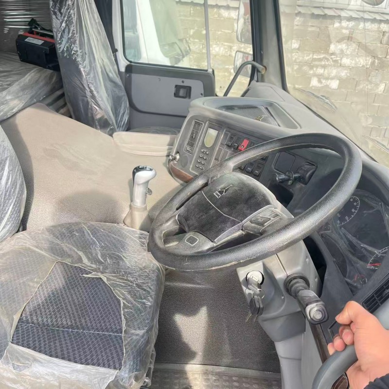 Sinotruk HOWO 6×4 Side-Lifting Dump Truck image 8