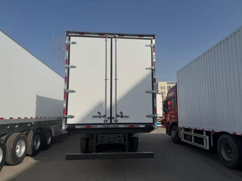 Sinotruk HOWO 6×4 Van Truck in White image 8