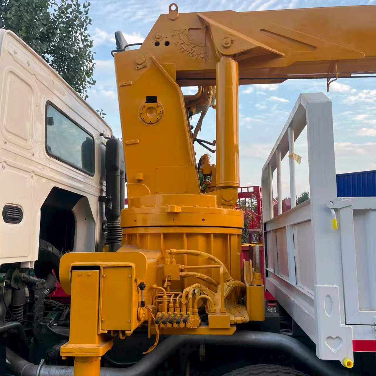 HOWO 8×4 14-ton Crane Truck image 8