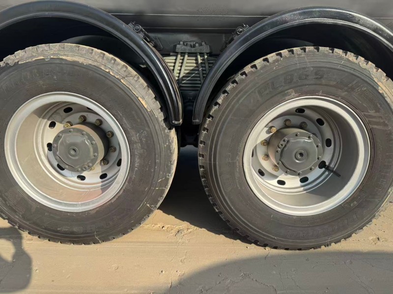 Sinotruk HOWO TX 6×4 Oil Tanker Truck image 8