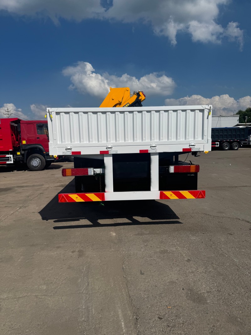 Shacman F3000 6×4 Truck-Mounted Crane image 8