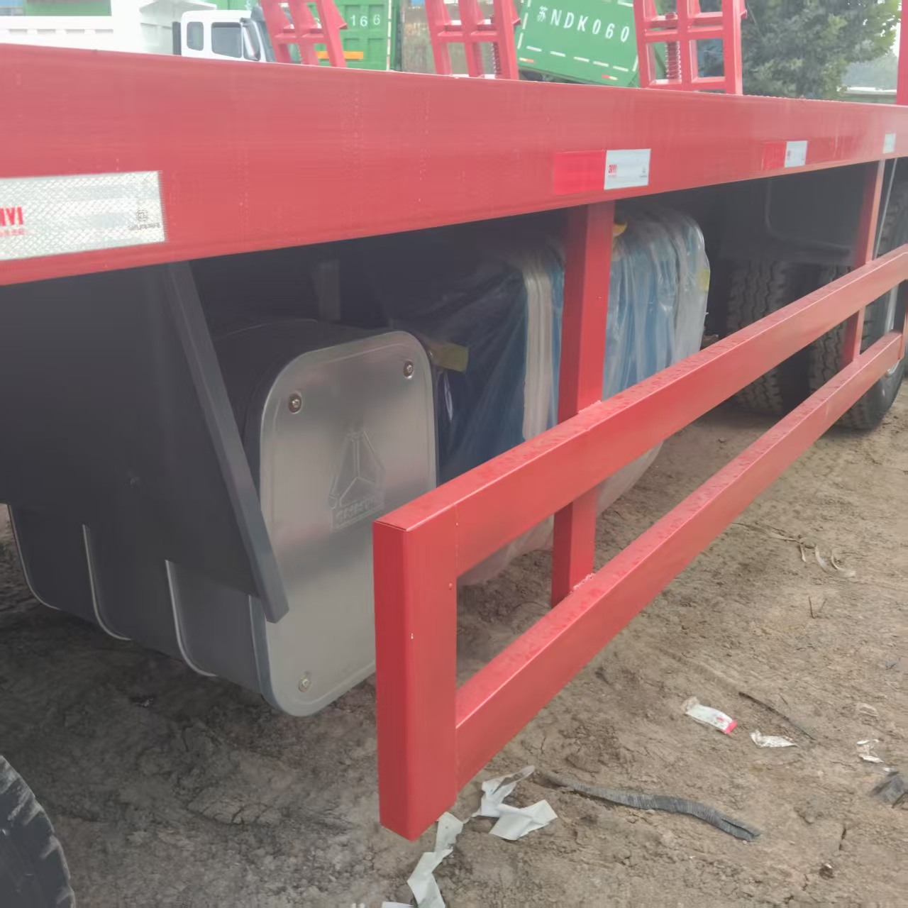 Sinotruk HOWO 8×4 Flatbed Truck image 8