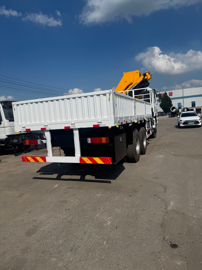 Shacman F3000 6×4 Truck-Mounted Crane image 9