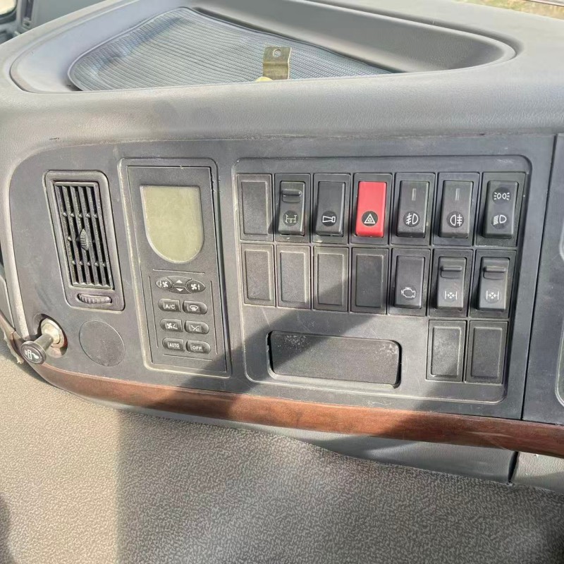 Sinotruk HOWO 6×4 Side-Lifting Dump Truck image 10