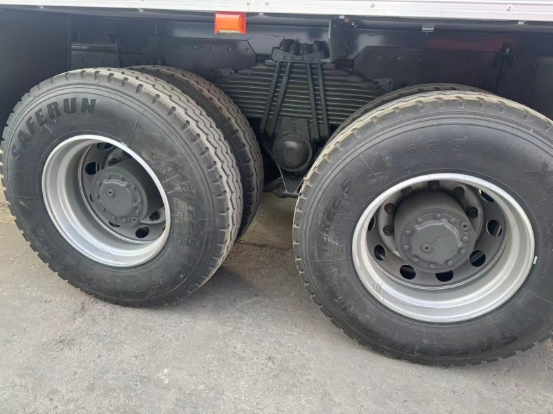 Sinotruk HOWO 6×4 Van Truck in White image 10