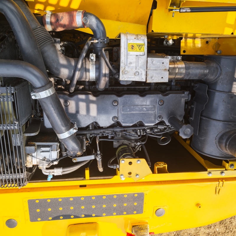 Komatsu 210 image 10