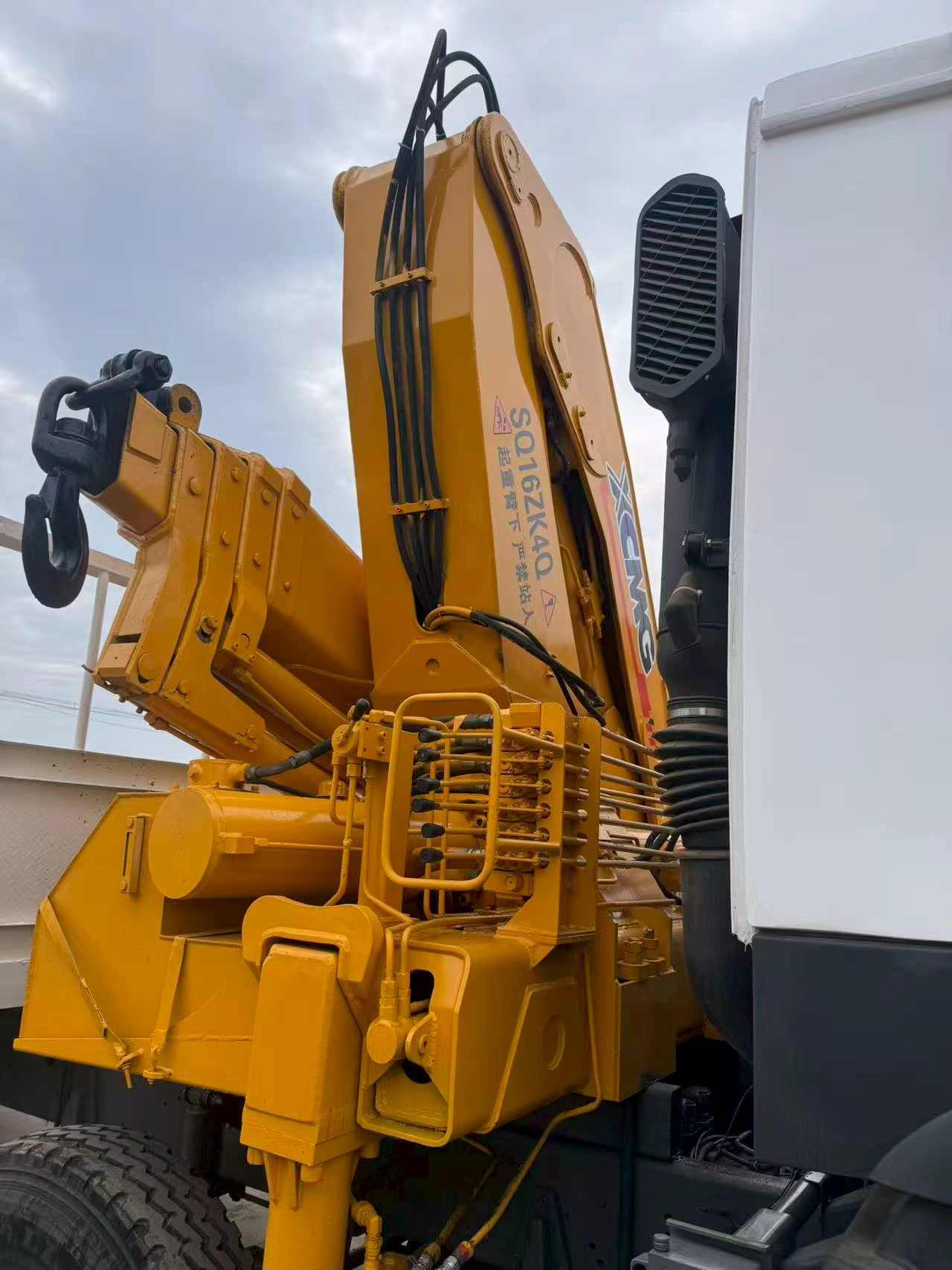 HOWO 8×4 14-ton Crane Truck image 10
