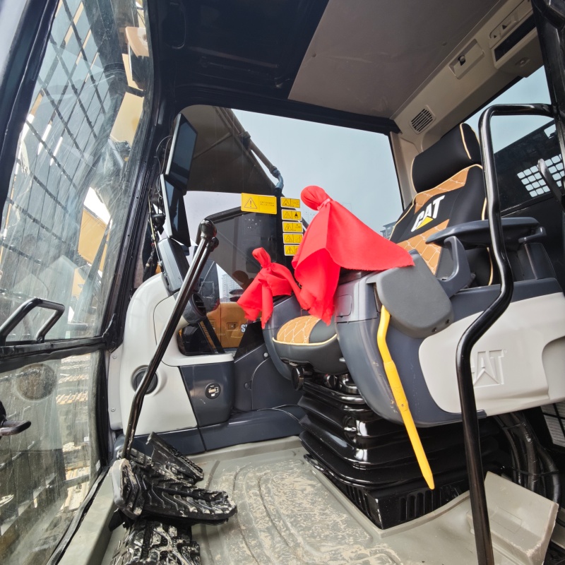 Caterpillar 320D2L image 9